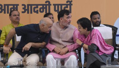 NEW DELHI, INDIA - 17 Nisan 2024: AAP Parti lideri Manish Sisodia Tihar Cezaevi 'nden ailesini karşılamak için 17 Nisan 2024' te Hindistan 'ın Yeni Delhi kentinde bulunan Mathura Yolu' ndaki evine geldi.. 