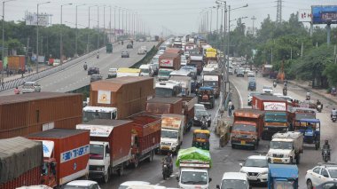 GURUGRAM, INDIA - 10 Ağustos 2024 'te Hindistan' ın Gurugram kentinde, Honda Chowk üst geçidi yakınlarındaki yağmur nedeniyle NH-48 'de trafik sıkışıklığı.