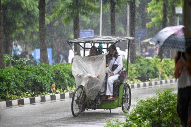 NEW DELHI, Hindistan - 10 Ağustos: 10 Ağustos 2024 'te Yeni Delhi, Hindistan' da IIT Delhi 'de ani yağış sırasında görülen insanlar. 