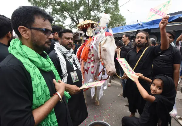 stock image NEW DELHI, INDIA - JULY 29, 2024: Muslim devotees take part in a mourning procession marking the day of Ashura, 10 Muharram-ul-Haram, at Shia Jama Masjid Kashmiri Gate, on July 29, 2023 in New Delhi, India. Ashura mourns the death of Imam Hussein.