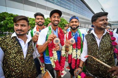 NEW DELHI, INDIA - 10 Ağustos 2024 'te Hindistan' ın başkenti Yeni Delhi 'ye gelen Paris Olimpiyat madalyalı Hintli Hokey oyuncuları karşılandı. Hindistan üst üste ikinci bronz madalyasını kazandı