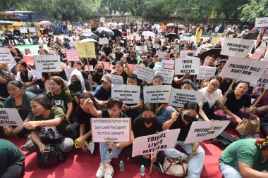 NEW DELHI, INDIA - 28 Temmuz 2023 tarihinde Yeni Delhi, Hindistan 'da 28 Temmuz 2023 tarihinde Jantar Mantar' da Mantar 'da Kuki, Zomi, Hmar ve Mizo toplumlarına uygulanan adaletsizlik eyleminde Kuki Kabilesi üyeleri barışçıl bir protesto gösterisinde yer aldı..  