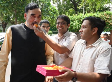 NEW DELHI, INDIA - 9 AUGOS: AAP liderleri ve Delhi Kabine Bakanı Gopal Rai, Anayasa Mahkemesi 'nin Delhi' deki AAP Ofisi 'ndeki eski Delhi İçki Politikası davasında Eski Delhi Başkan Yardımcısı Manish Sosodia' ya kefalet vermesi sonrasında diğer parti liderleri ile birlikte kutladılar. 