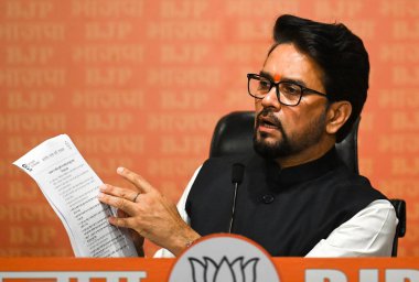 NEW DELHI, INDIA 22 Temmuz: Anurag Thakur Bilgi ve Yayın Bakanı DDU Marg 'daki BJP genel merkezinde düzenlenen basın toplantısında, Rajasthan, Bihar ve Batı Bengal' de kayıtlı kadınlara karşı işlenen bazı suçlara atıfta bulundu