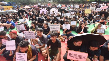 NEW DELHI, INDIA - 28 Temmuz 2023 tarihinde Yeni Delhi, Hindistan 'da 28 Temmuz 2023 tarihinde Jantar Mantar' da Mantar 'da Kuki, Zomi, Hmar ve Mizo toplumlarına uygulanan adaletsizlik eyleminde Kuki Kabilesi üyeleri barışçıl bir protesto gösterisinde yer aldı..  