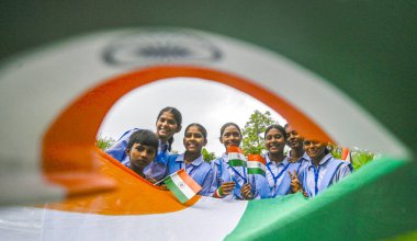 NEW DELHI, INDIA - 9 Ağustos 2024 'te Hindistan' ın Yeni Delhi kentinde düzenlenen Ghar Tiranga Bağımsızlık Günü öncesinde okul öğrencileri kampanyasına katıldı.. 