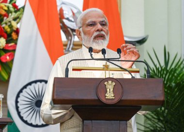 NEW DELHI, INDIA 21 Temmuz 2023: Başbakan Narendra Modi ve Sri Lanka Ranil Wickremesinghe, 21 Temmuz 2023 tarihinde Hindistan 'ın Yeni Delhi kentinde düzenlenen Hyderabad House' daki ortak basın toplantısı sonrasında.