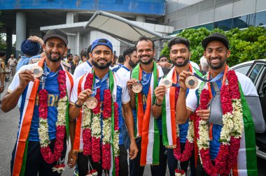 NEW DELHI, INDIA - 10 Ağustos 2024 'te Hindistan' ın başkenti Yeni Delhi 'ye gelen Paris Olimpiyat madalyalı Hintli Hokey oyuncuları karşılandı. Hindistan üst üste ikinci bronz madalyasını kazandı