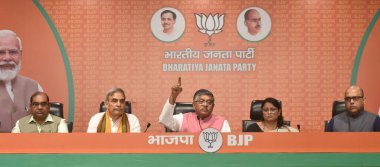 NEW DELHI, INDIA - 26 Temmuz 2023: Kıdemli BJP Lideri Ravi Shankar Prasad ve Gerçekleri Bulma Komitesi üyeleri, 26 Temmuz 2023 tarihinde Yeni Delhi, Hindistan 'da BJP karargahında basın toplantısı düzenliyorlar. Bir BJP bilgi toplama paneli Mamata Banerjee 'yi parçaladı 