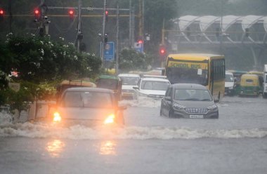 YENİ DELHI, INDIA - 8 Temmuz 2023 tarihinde, Hindistan 'ın Yeni Delhi kentinde, ITO yakınlarındaki Bahadurshah Zafar Marg' da şiddetli yağış sonrasında araçlar su altında yürür. Delhi-NCR şiddetli yağmurdan sırılsıklam olmuştu 