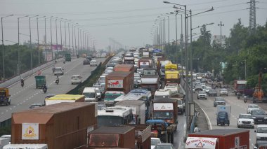 GURUGRAM, INDIA - 10 Ağustos 2024 'te Hindistan' ın Gurugram kentinde, Honda Chowk üst geçidi yakınlarındaki yağmur nedeniyle NH-48 'de trafik sıkışıklığı.