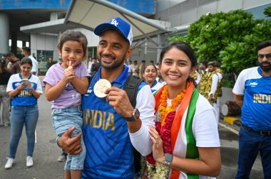 NEW DELHI, INDIA - 10 Ağustos 2024: Hindistan Hokey oyuncusu Manpreet Singh ve ailesi 10 Ağustos 2024 tarihinde Hindistan 'ın Yeni Delhi kentinde Indira Gandhi Uluslararası Havaalanına vardılar..