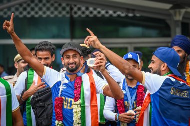 NEW DELHI, INDIA - 10 Ağustos 2024 'te Hindistan' ın başkenti Yeni Delhi 'ye gelen Paris Olimpiyat madalyalı Hintli Hokey oyuncuları karşılandı. Hindistan üst üste ikinci bronz madalyasını kazandı