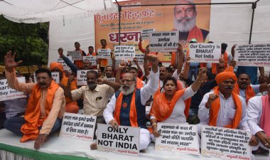 NEW DELHI, INDIA 22 Temmuz 2023: Birleşik Hindu Cephesi aktivistleri, Hindistan 'ın adını Bharat olarak değiştirmek için 22 Temmuz 2023 tarihinde Yeni Delhi, Hindistan' da bir gösteri düzenlediler.. 