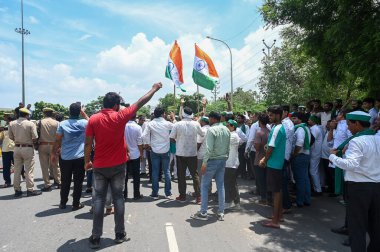 GREATER NOIDA, INDIA - 9 AĞUSTOS: Büyük Noida 'da Cuma günü Bharatiya Kisan Birliği (BKU) tarafından Büyük Noida Sıfır Noktası' ndan Surajpur Tahsilat Bürosu 'na doğru çekilen traktör yürüyüşü nedeniyle trafik aksamaya devam etti