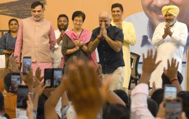 NEW DELHI, INDIA - 17 Nisan 2024: AAP Parti lideri Manish Sisodia Tihar Cezaevi 'nden ailesini karşılamak için 17 Nisan 2024' te Hindistan 'ın Yeni Delhi kentinde bulunan Mathura Yolu' ndaki evine geldi.. 