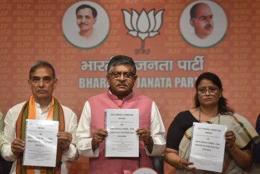 NEW DELHI, INDIA - 26 Temmuz 2023: Kıdemli BJP Lideri Ravi Shankar Prasad ve Gerçekleri Bulma Komitesi üyeleri, 26 Temmuz 2023 tarihinde Yeni Delhi, Hindistan 'da BJP karargahında basın toplantısı düzenliyorlar. Bir BJP bilgi toplama paneli Mamata Banerjee 'yi parçaladı 