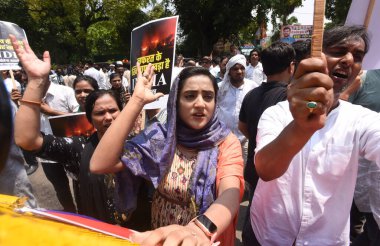 NEW DELHI, INDIA - 20 Temmuz 2023 'te Hindistan' ın Yeni Delhi şehrinde Merkez Hükümeti 'ni protesto eden Hint Gençlik Kongresi eylemcisi, ülke genelinde artan enflasyon ve işsizliği protesto etti.. 