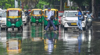 NEW DELHI, INDIA - 10 AĞUSTOS: 10 Ağustos 2024 'te Hindistan' ın Yeni Delhi kentinde, Connaught 'daki sağanak yağmur sırasında işçiler su altında kaldılar. 