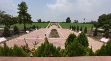 NEW DELHI, INDIA 22 Temmuz 2023: Yeni Delhi, Hindistan 'da su temizleyen işçiler, kaldırımların ve peyzajın restorasyonunu, 22 Temmuz 2023 tarihinde. 
