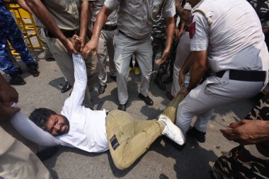 NEW DELHI, INDIA - 3 Temmuz 2023 'te Hindistan' ın Yeni Delhi kentinde Manipur Başbakanının istifasını isteyen Hindistan Gençlik Kongresi eylemcilerinin kişisel bilgileri. 