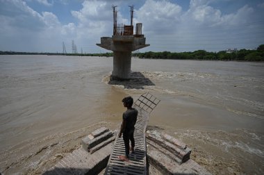 NEW DELHI, INDIA - 24 Temmuz 2023 'te Yeni Delhi, Hindistan' da şiddetli muson yağmurları sonrasında Yamuna Nehri 'nin yükselen su seviyesinin genel görünümü.