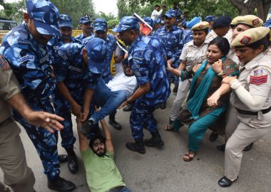 NEW DELHI, INDIA - 3 Temmuz 2023 'te Hindistan' ın Yeni Delhi kentinde Manipur Başbakanının istifasını isteyen Hindistan Gençlik Kongresi eylemcilerinin kişisel bilgileri. 