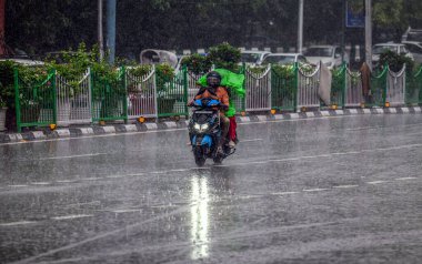 NEW DELHI, INDIA - 10 Temmuz 2023 'te Hindistan' ın Yeni Delhi kentinde ITO Bahadur Şah Zafar 'da şiddetli yağmurda görüldü. Hindistan 'ın kuzeybatısında 40 yıllık bir rekor kıran şiddetli bir yağmura tanık oldu.