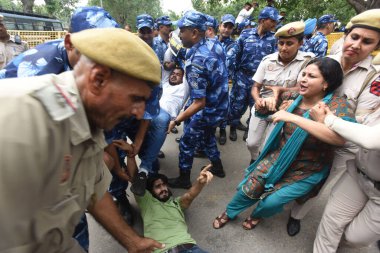 NEW DELHI, INDIA - 3 Temmuz 2023 'te Hindistan' ın Yeni Delhi kentinde Manipur Başbakanının istifasını isteyen Hindistan Gençlik Kongresi eylemcilerinin kişisel bilgileri. 