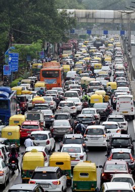 NEW DELHI, INDIA - 26 Temmuz 2024: ITO 'da yağmur nedeniyle trafik sıkışıklığı, 26 Temmuz 2023, Yeni Delhi, Hindistan. Delhi-NCR sakinleri şiddetli yağış gördü. Banliyö sakinleri çeşitli alanlarda su bloklama nedeniyle sorunlarla karşılaştı.