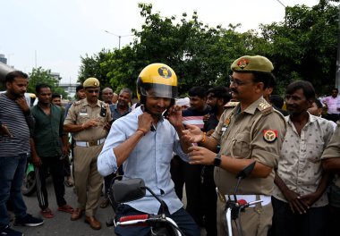 NOIDA, INDIA - 29 Temmuz 2023 'te Noida Trafik Polisi halkı önemli trafik kuralları ve güvenlik önlemleri hakkında eğitmeye yönelik etkili bir bilinçlendirme programı düzenlemek için girişimde bulundu.. 