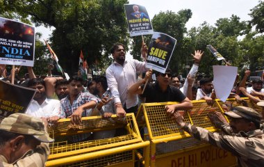 NEW DELHI, INDIA - 20 Temmuz 2023 'te Hindistan' ın Yeni Delhi şehrinde Merkez Hükümeti 'ni protesto eden Hint Gençlik Kongresi eylemcisi, ülke genelinde artan enflasyon ve işsizliği protesto etti.. 