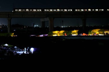 NEW DELHI, INDIA 23 Temmuz 2023: Geçici bir sel çadırı manzarası Mayur Vihar 'ın karşısındaki insanları etkiledi, 23 Temmuz 2023' te Yeni Delhi, Hindistan 'da