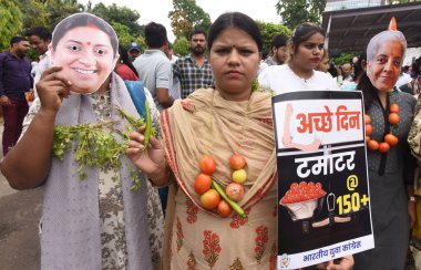 NEW DELHI, INDIA - 20 Temmuz 2023 'te Hindistan' ın Yeni Delhi şehrinde Merkez Hükümeti 'ni protesto eden Hint Gençlik Kongresi eylemcisi, ülke genelinde artan enflasyon ve işsizliği protesto etti.. 