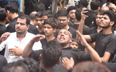 NEW DELHI, INDIA - 29 Temmuz 2024: Müslüman dindarlar, Yeni Delhi, Hindistan 'da 29 Temmuz 2023 tarihinde Şii Jama Mescid Kashmiri Kapısı' nda, 10 Muharram-ul-Haram günü için düzenlenen yas törenine katıldılar. Ashura, İmam Hüseyin 'in yasını tutuyor..