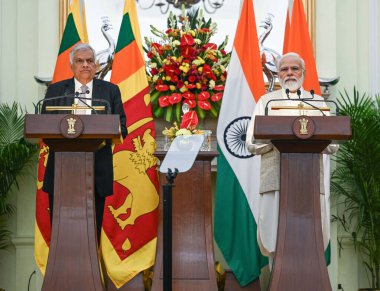 NEW DELHI, INDIA 21 Temmuz 2023: Başbakan Narendra Modi ve Sri Lanka Ranil Wickremesinghe, 21 Temmuz 2023 tarihinde Hindistan 'ın Yeni Delhi kentinde düzenlenen Hyderabad House' daki ortak basın toplantısı sonrasında.