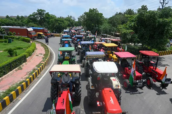 GREATER NOIDA, INDIA - 9 AĞUSTOS: Büyük Noida 'da Cuma günü Bharatiya Kisan Birliği (BKU) tarafından Büyük Noida Sıfır Noktası' ndan Surajpur Tahsilat Bürosu 'na doğru çekilen traktör yürüyüşü nedeniyle trafik aksamaya devam etti