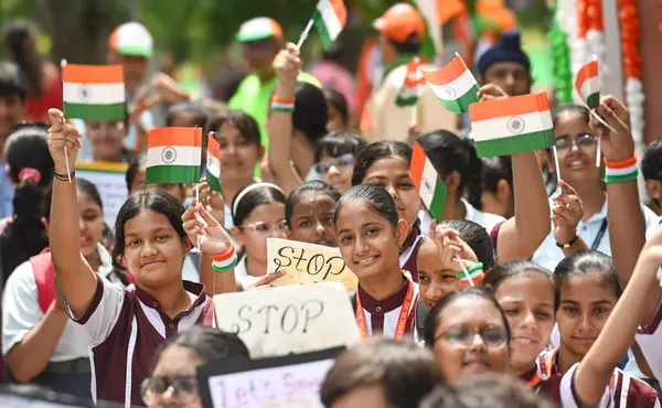 NEW DELHI, INDIA - 9 Ağustos 2024 'te Hindistan' ın Yeni Delhi kentinde düzenlenen Ghar Tiranga Bağımsızlık Günü öncesinde okul öğrencileri kampanyasına katıldı..