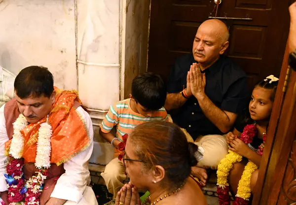 stock image NEW DELHI, INDIA - AUGUST 10, 2024: Former Delhi Deputy Chief Minister and Aam Aadmi Party (AAP) leader Manish Sisodia offering prayer at Hanuman Temple at Connaught Place after he was granted bail in the Delhi Excise Policy case by the Supreme Court