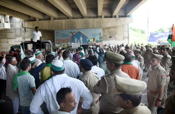 GHAZIABAD, INDIA - 9 Ağustos 2024: Polis, Gaziabad Bharatiya Kisan Birliği 'nden çiftçilerin yürüttüğü üç renkli yürüyüş alayını durdurdu. Sonuç olarak, çiftçiler Duhai 'de bir dharna sahneledi ve Duhai-Delhi-Meerut yolunda uzun bir trafik sıkışıklığına neden oldu. 