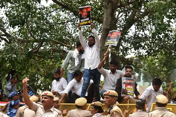 NEW DELHI, INDIA - 20 Temmuz 2023 'te Hindistan' ın Yeni Delhi şehrinde Merkez Hükümeti 'ni protesto eden Hint Gençlik Kongresi eylemcisi, ülke genelinde artan enflasyon ve işsizliği protesto etti.. 