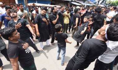 NEW DELHI, INDIA - 29 Temmuz 2024: Müslüman dindarlar, Yeni Delhi, Hindistan 'da 29 Temmuz 2023 tarihinde Şii Jama Mescid Kashmiri Kapısı' nda, 10 Muharram-ul-Haram günü için düzenlenen yas törenine katıldılar. Ashura, İmam Hüseyin 'in yasını tutuyor..