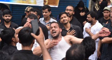 NEW DELHI, INDIA - 29 Temmuz 2024: Müslüman dindarlar, Yeni Delhi, Hindistan 'da 29 Temmuz 2023 tarihinde Şii Jama Mescid Kashmiri Kapısı' nda, 10 Muharram-ul-Haram günü için düzenlenen yas törenine katıldılar. Ashura, İmam Hüseyin 'in yasını tutuyor..