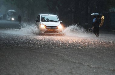 8 Temmuz 2023 'te Hindistan' ın Yeni Delhi kentinde, Bangla Sahab Marg 'da sağanak yağış sonrasında, araçlar sularda yürür. Delhi-NCR, Cuma ve Cumartesi gecesi şiddetli yağmura tutuldu..
