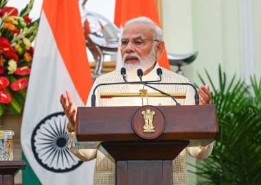 NEW DELHI, INDIA 21 Temmuz 2023: Başbakan Narendra Modi ve Sri Lanka Ranil Wickremesinghe, 21 Temmuz 2023 tarihinde Hindistan 'ın Yeni Delhi kentinde düzenlenen Hyderabad House' daki ortak basın toplantısı sonrasında.