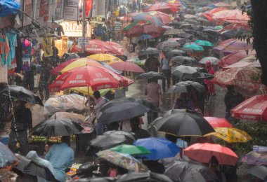 MUMBAI, INDIA - 18 Temmuz 2023 'te Hindistan' da Dadar TT 'de sağanak yağmurla ilgilenen insanlar. Fotoğraf: Anshuman Poyrekar / Hindustan Times)
