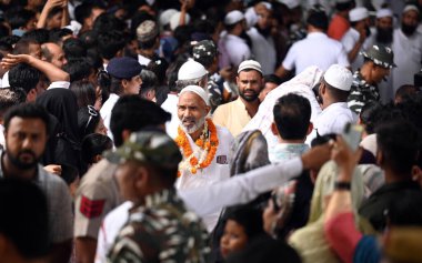 NEW DELHI, INDIA - 3 Temmuz 2023 'te Hindistan' ın Yeni Delhi kentinde Hac Yatra 'yı tamamladıktan sonra Indira Gandhi Uluslararası Havalimanı T3' ten çıkan Müslüman hacı. Fotoğraf: Raj K Raj / Hindustan Times)