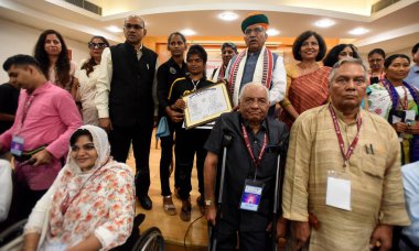 NEW DELHI, INDIA - 18 Temmuz: Sekreter, Sahitya Akademi K. Sreenivasarao, Sahitya Akademi Başkanı Madhav Kaushik, Hukuk ve Devlet Kültür Bakanı, Arjun Ram Meghwal, Seçkin İngiliz Yazar ve Akademi Başkan Yardımcısı K. Srilata, Sahitya Devlet Başkanı Yardımcısı