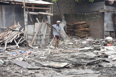 NEW DELHI, INDIA - 17 Temmuz 2023 'te Yeni Delhi, Hindistan' da sular çekildikten sonra Eski Usman Pur Köyü 'nde temizlik yapan insanlar. (Fotoğraf: Sonu mehta / Hindustan Times) 