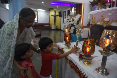 NAVI MUMBAI, INDIA - 19 Temmuz 2023 'te Nerul, Navi Mumbai, Hindistan' da Papa II. John Paul 'un Seyyah Anıtı' nın ziyaret törenine hoş geldiniz. Papa 2. John Paul 'un bir kalıntısı, tahta bir haçın bir parçası, beş günlük 